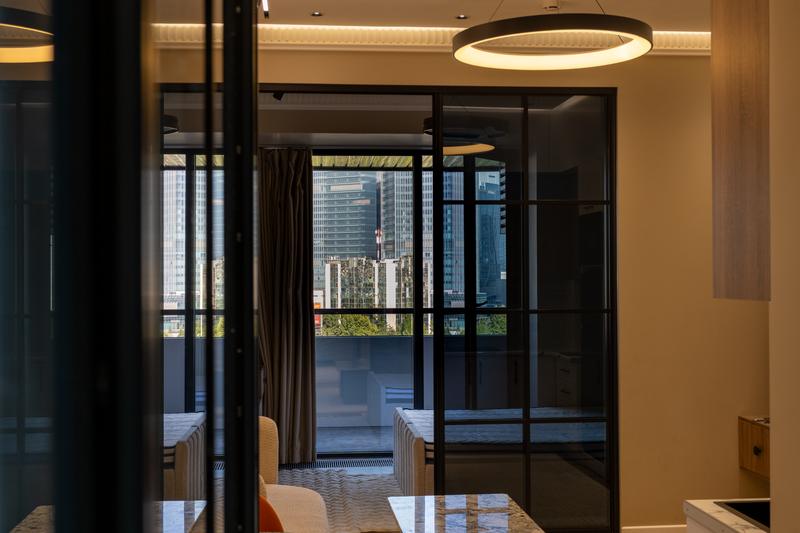 Cosy inside, a metropolis outside